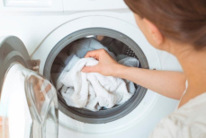 Зачем нужно добавлять соль при стирке белья