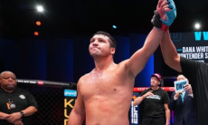 Непобежденному казахстанскому полутяжу «отдали» победу в дебютном бою в UFC