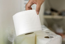 Зачем класть рулон туалетной бумаги в холодильник? Ответ удивит многих