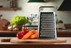 Назван способ быстрой заточки терки без наждачной бумаги — будет снова резать, а не мять продукты