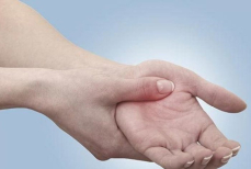 Дефицит этого витамина может вызвать проблемы с памятью, онемение рук и боль во рту