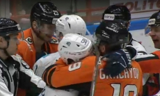 Видеообзор матча КХЛ «Амур» — «Барыс» с дракой и семью шайбами