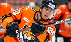 «Эмоции оставались горячими». КХЛ отреагировала на матч «Барыса» с хет-триком и дракой