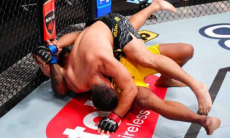 Видео сенсационного финиша казахстанца в дебютном бою в UFC