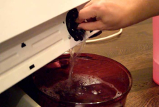 Нужно сливать воду из стиральной машины