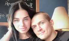 Жена Александра Усика высказалась об отъезде из Украины