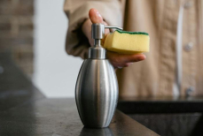 На ней 54 миллиарда бактерий — как часто надо менять губку для посуды