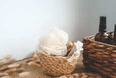 Следует ли использовать мочалку в уходе за кожей — рассказывает врач