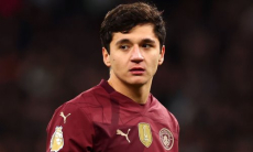 Абдукодир Хусанов получил роскошный подарок в Узбекистане и отдал его отцу. Видео