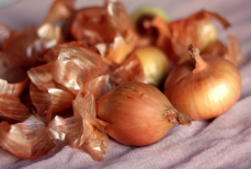 Зачем класть луковую шелуху под матрас — старинный «бабушкин» метод актуален по сей день. Эффект вас удивит