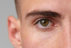 Мужчины стали массово сбривать ресницы. И вот зачем