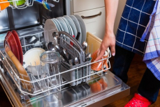 Хозяйки негодуют - посуда портится, а причина кроется в посудомойке