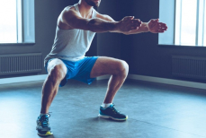 Так делать точно не стоит. Молодой человек сделал две тысячи приседаний и попал в больницу