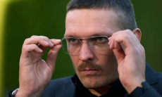 Александр Усик защитил диссертацию, но не смог ее прочитать. Видео