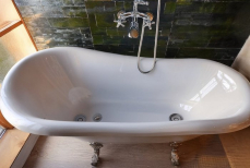 Ванна отбелится за три минуты без усилий — поможет неожиданный инструмент. Губку отложите в сторону