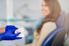 Татуировки на зубах становятся новым трендом в Сети. Фото