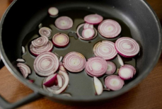 Зачем добавлять соду во время жарки лука