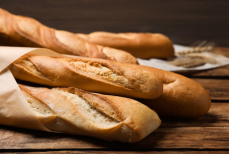 Будет хрустеть, будто только из печи — хитрый трюк, как сохранить багет свежим