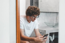 Гастроэнтеролог объяснил, почему не стоит пользоваться телефоном, сидя в туалете