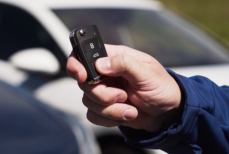 Как открыть машину, если батарейка в ключе разрядилась — простое решение