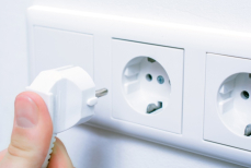 Нужно ли отключать холодильник от розетки