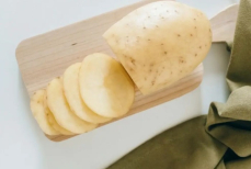 Об этом мало кто знает, а стоит. Зачем замораживать картофель перед жаркой