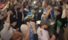 Тысячи узбекистанских болельщиков вышли на улицы Ташкента. Видео