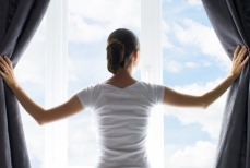 Почему днем обязательно нужно открывать шторы