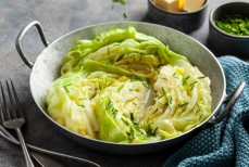 Тушить или оставлять сырой? Стало известно, как лучше употреблять капусту