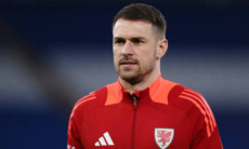 Лидер сборной Уэльса на костылях приехал на матч с Казахстаном