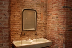 Назван «секретный» ингредиент для сияющих зеркал в ванной — всегда есть под рукой. Будут чистыми и не запотеют