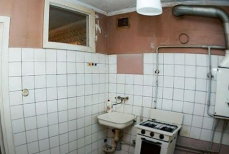 Зачем в старых домах окно между ванной и кухней? Версии вас рассмешат, а правда — удивит