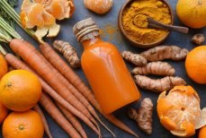 Диетолог рассказала о полезных свойствах морковного сока с куркумой