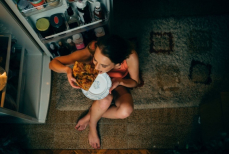 Опасна даже здоровая еда. Раскрыты последствия перекусов после девяти вечера