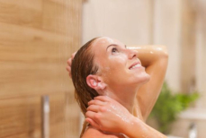 Эта распространенная ошибка в душе может привести к инфекции и потере зрения