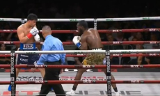 Непобеждённый американец улетел в зверский нокаут в главном бою вечера бокса в США. Видео