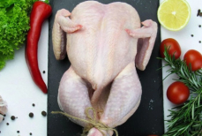 Почему нельзя мыть сырую курицу из магазина перед приготовлением — чем это опасно