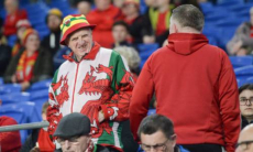 «У судьи под майкой была футболка сборной Казахстана». Фанаты Уэльса разозлились после матча отбора ЧМ-2026