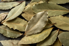 Кладите лавровый лист в шкаф и наслаждайтесь результатом. Отлично помогает от многих напастей