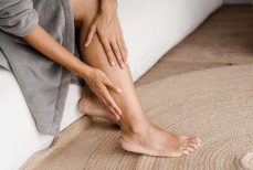 Эксперт назвал три напитка, которых нужно избегать при варикозе