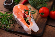 Стоит намного дешевле. Тренер назвал полезную альтернативу красной рыбе