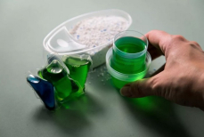 В каких случаях использовать порошок, а в каких — гель для стирки. Опытные хозяйки раскрыли секрет