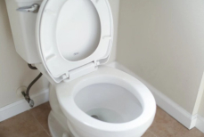 Уничтожите всю ржавчину в унитазе за 20 минут. Киньте 2 ложки — засияет прямо на глазах