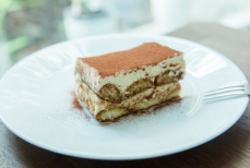 Диетолог назвала два самых полезных десерта для пожилых людей