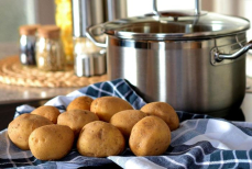 Не выбрасывайте картофельную кожуру — пять неожиданных лайфхаков, которые помогут в быту