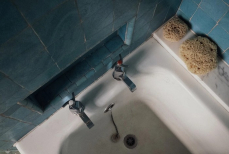 Только эти три средства помогают вернуть чистоту плитке в ванной — работают безотказно