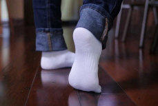 Зачем класть грязные носки в микроволновку — станут белоснежными за две минуты без стирки. Секрет опытных хозяек