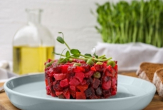 Этот салат содержит невероятное количество витаминов — не греческий и даже не цезарь