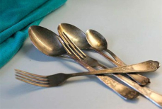 Уксусом чистить не нужно. Лайфхак, как заставить столовые приборы блестеть