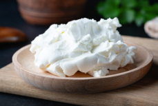 Минимум жира, холестерина и соли. Назван самый полезный сыр для пожилых людей